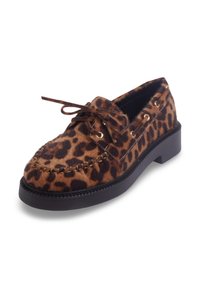 Chaussures à lacets en imprimé léopard avec un matériau texturé imitant la fourrure, bout rond et semelle en caoutchouc noir ; comporte des œillets dorés pour les lacets.