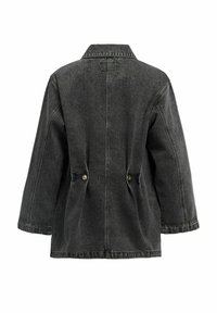 Zwarte spijkerjacket met een rechte snit, knoopdetails op de rug en een klassieke kraag. Bevat zichtbare stiksels en een licht gestructureerde stof.