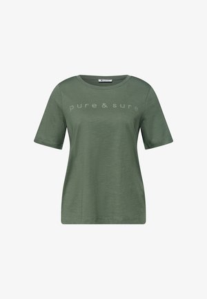 Groen T-shirt met korte mouwen en ronde hals met de tekst "pure & sure" in kleine witte stippen over de borst.