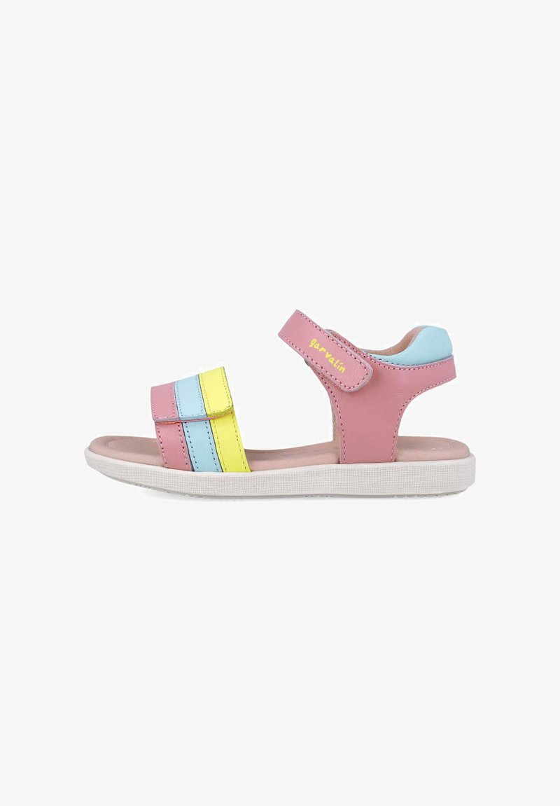 Sandalias de cuero rosa con una banda a rayas amarilla, azul y verde. Cierre de tira de velcro, suela texturizada blanca y plantilla de color rosa claro.