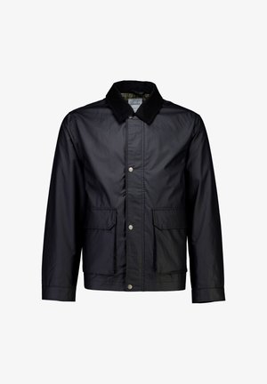 Czarna wodoodporna kurtka z kołnierzem z sztruksu, zapięciem na zatrzaski z przodu oraz dwoma przednimi kieszeniami. Wnętrze wyściełane jest kratkowaną podszewką.