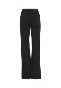 Pantalones de mezclilla negra acampanados con cintura alta, que cuentan con una textura suave, dos bolsillos traseros y costuras dobles a lo largo de las costuras.