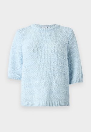 Világoskék kötött pulóver rövid ujjakkal és kerek nyakkivágással. Texturált mintázat bordázott szegéllyel. Puha, könnyű anyag.