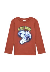 Langärmliges Hemd in Rostfarbe mit einem grafischen Druck, der den Text "STAY WILD" und ein blaues Paillettenmuster zeigt.