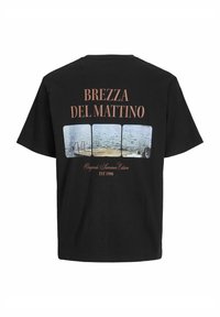 Juodas medvilninis marškinėliai su grafiniu spaudiniu, kuriame pavaizduotos trys vandens tematika susijusios nuotraukos, o viršuje šviesiai rožine spalva užrašas "BREZZA DEL MATTINO".