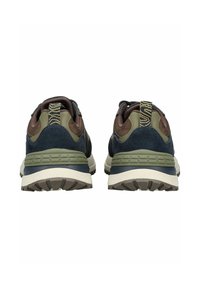 Pánské boty s vrškem z námořnického modrého semiše, hnědými akcenty, gumovou podrážkou a vzorovaným poutkem, s polstrovaným podpatkem pro pohodlí.