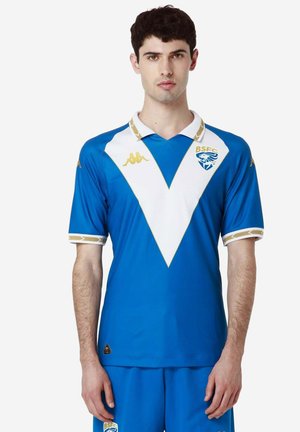 Blauwe T-shirt met korte mouwen en een witte V-vormige print, gouden accenten en een kraag. Bevat het teamlogo en contrasterende mouwboorden.