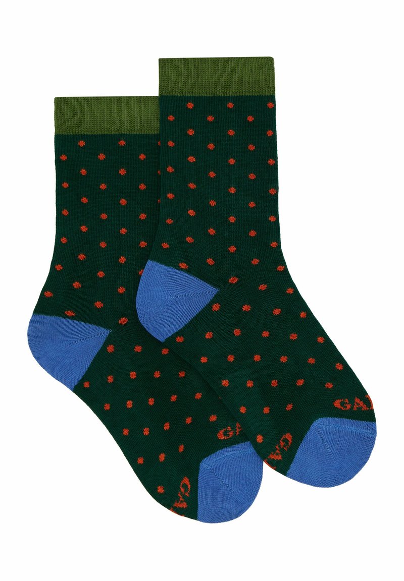 Calzini verdi con pois rossi, rinforzi blu sulla punta e sul tallone, polsino verde a costa, spessore medio, realizzati in una morbida miscela di tessuti.