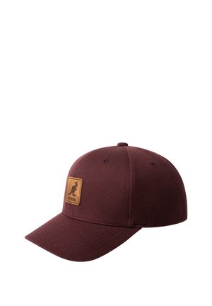 Cappellino da baseball Kangol marrone scuro con una toppa in pelle con logo canguro sul pannello frontale su sfondo bianco.
