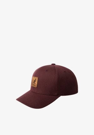 Cappellino da baseball Kangol marrone scuro con una toppa in pelle con logo canguro sul pannello frontale su sfondo bianco.
