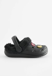 Des crocs noirs avec doublure en fausse fourrure, ornés de charmes décoratifs et d'une bride à l'arrière. Fabriqués en matériau léger avec des trous de ventilation.