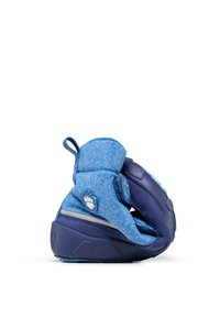 Scarpa in tessuto blu con superficie texture, caratterizzata da un alto retro, logo laterale e suola in gomma con grip a motivo.