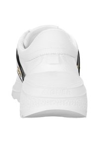 Baskets blanches avec dessus en cuir texturé, accents latéraux noirs et détails en métal doré. Logo AIGNER en relief sur le talon.
