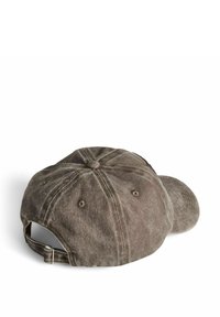 Cappello da baseball in cotone marrone con visiera curvata, chiusura a strap posteriore e tessuto testurizzato con sei pannelli e fori di ventilazione.