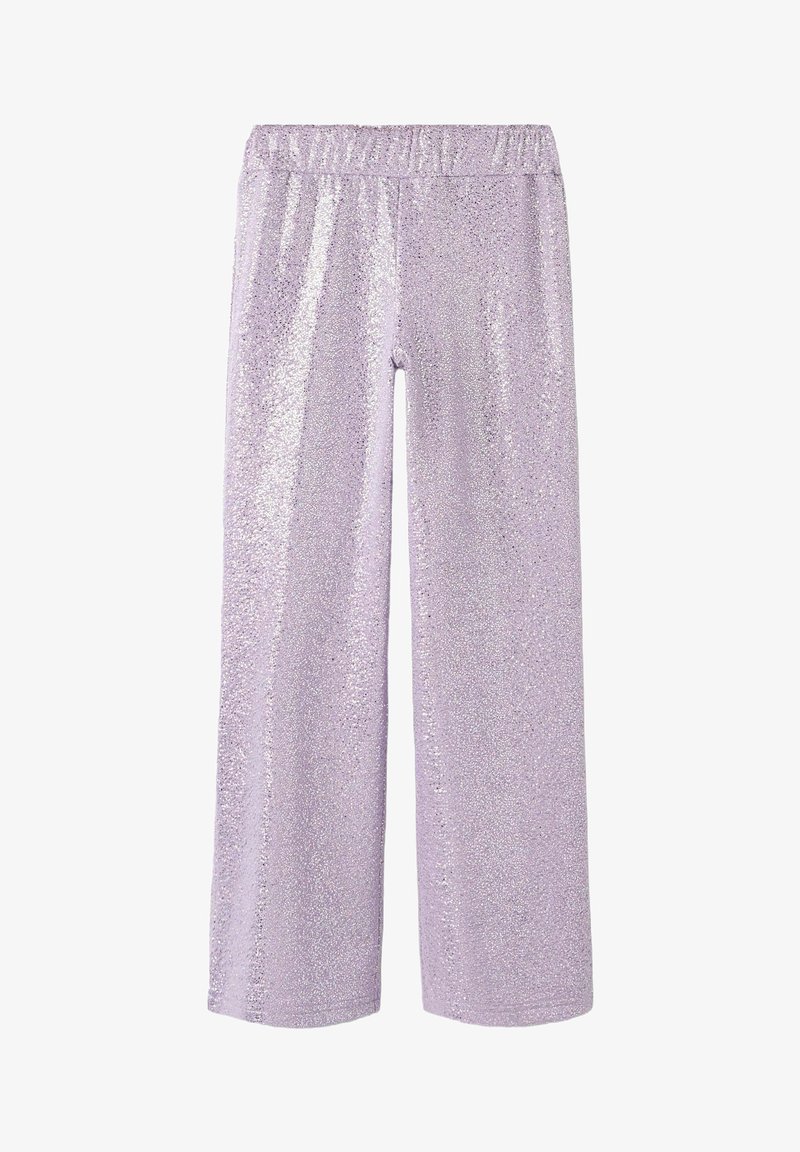 Pantalons amples lavande en tissu métallisé scintillant, avec une taille élastique et une surface lisse et texturée.