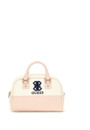 Sac à main beige et rose de forme ronde, avec deux poignées supérieures, logo brodé bleu marine et accents en métal doré.