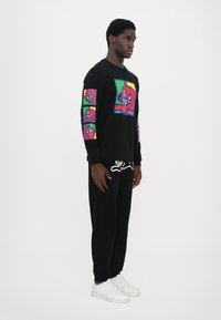 Icecream POP ART RUNNING DOG - Langærmet T-shirt - black