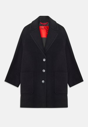 Manteau en laine noire avec un design structuré, manches longues, deux poches à l'avant et cinq boutons de fermeture. Doublé d'un tissu rouge vif.