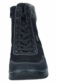 Bottines noires avec un dessus en cuir texturé et en daim, ornées d'une bordure en fourrure grise, à bout rond et avec des coutures grises contrastées. Design à lacets.