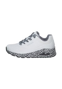 Baskets de sport blanches avec une semelle extérieure noire à motifs, des accents en mesh et des lacets noirs. Présentent un logo sur le côté et une tige ventilée.