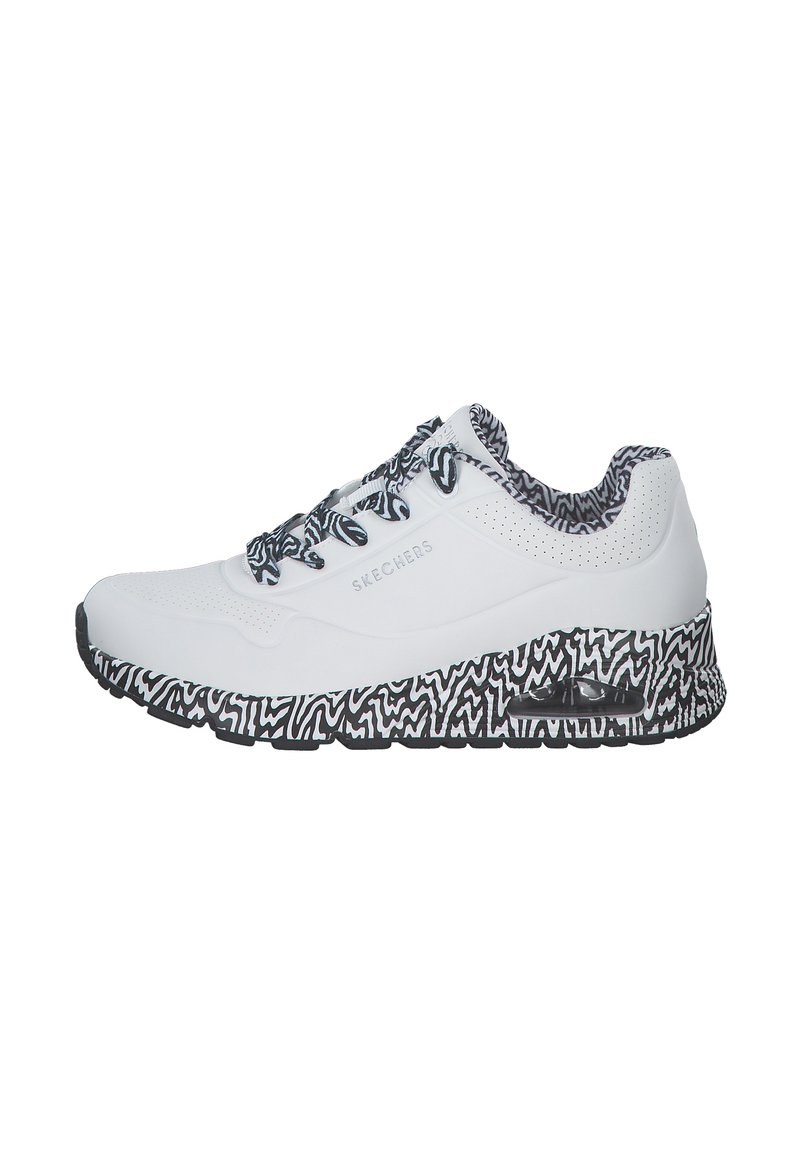 Baskets de sport blanches avec une semelle extérieure noire à motifs, des accents en mesh et des lacets noirs. Présentent un logo sur le côté et une tige ventilée.