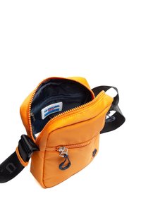 Orange nylon crossbody taske med lynlåsåbning, sort justerbar strap og indre lomme, med et logo på fronten.