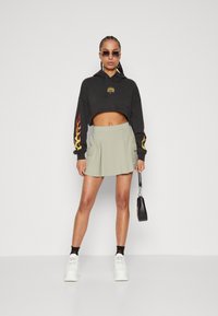 American Eagle UTILITY SKORTY - Plisirano krilo - olive