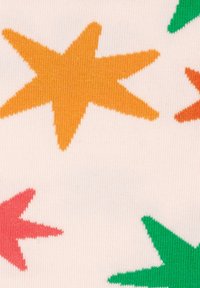 Gemusterter Stoff mit mehrfarbigen Sternformen in Orange, Pink und Grün auf einem hellpinken Hintergrund. Strickoptik.