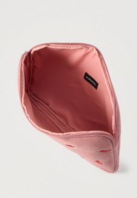 Ροζ υφασμάτινη θήκη με φερμουάρ, εσωτερική επένδυση σε ροζ που ταιριάζει. Διαθέτει κεντητό σχέδιο καυτερής πιπεριάς στην εξωτερική πλευρά.