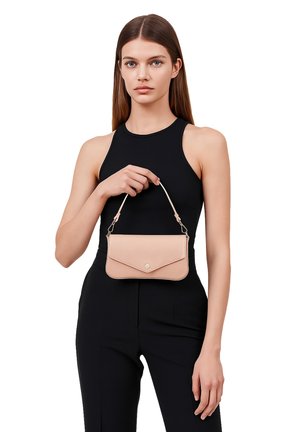 Clutch in pelle color pesche con design a patta, tracolla singola e chiusura a scatto. Texture liscia con minimi dettagli hardware.