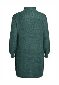 Žalsvai mėlynas megztinis su aukštu kaklu, ilgomis rankovėmis ir tekstūruotu raštu. Turi laisvą siluetą ir šonines įpjovas patogumui.