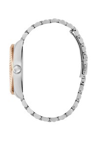 Sølv rustfrit stål ur med en roseguld bezel, tekstureret krone og et poleret lenkearmbånd, der fremviser et slankt design og præcis håndværk.
