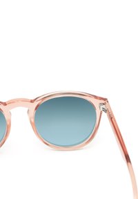 Ümmargused päikeseprillid heledast roosast läbipaistvast raamist ja gradientsinistest läätsedest. Raamidel on metallist aktsendid hinge kohal. Üldiselt sile tekstuur.