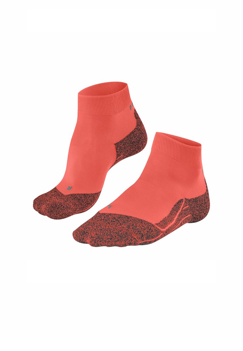 Rybkowe skarpetki sięgające kostek w kolorze koralowym z teksturowanym czarnym palcem u nogi i piętą. Posiadają ściągacz u góry oraz subtelne oznakowanie z boku.