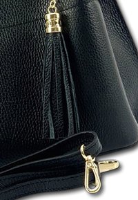Zwarte leren handtas met een gestructureerd oppervlak, gouden hardware en een decoratieve leren kwast. Inclusief details voor een afneembare schouderriem.