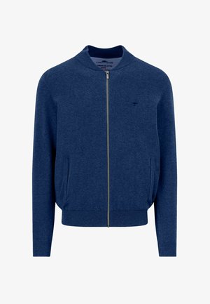 Marineblauwe trui met rits, geribbelde boorden en zoom, twee voorzakken en een klein geborduurd logo op de linkerborst.