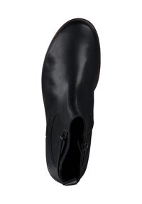 Bottine noire en cuir lisse avec des panneaux élastiques sur les côtés et une fermeture éclair sur le côté ; bout arrondi et semelle en caoutchouc brun.