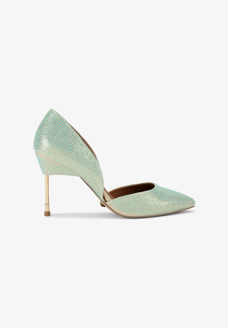 Pompe à talon haut avec un bout pointu, présentant une surface texturée en aquamarine et des accents dorés, y compris un talon métallique et des finitions.