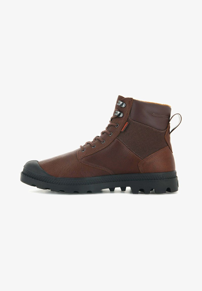 Brau aus Leder und strukturiertem Stoff Ankle Boot mit schwarzer Gummisohle, Metallösen und einer Zuglasche an der Ferse. Schnürdesign.
