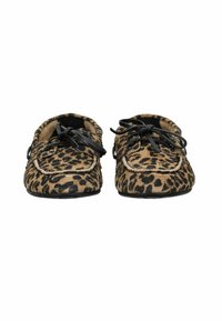 Leopardenmuster-Ballerinas aus Wildleder, mit schwarzen Schnürsenkeln, runder Spitze und einer strukturierten Oberfläche auf einer schwarzen Gummisohle.