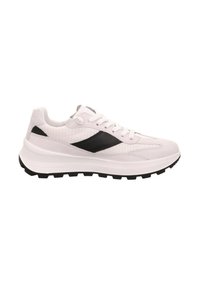 Bílá sportovní teniska s černým bočním pruhem, silnou podrážkou a texturovaným gripem, zobrazena z levého bočního profilu na bílém pozadí.