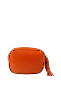 Orangefarbene Leder-Umhängetasche mit strukturiertem Oberflächenfinish, rechteckiger Form, Reißverschlussverschluss und einem Quastenakzent, der am Reißverschluss angebracht ist.