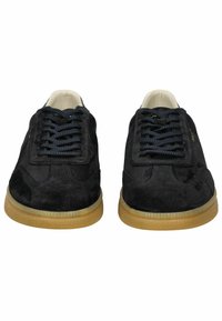 Marineblaue Wildledersneaker mit gepolstertem Innensohle, strukturiertem Gummisohle und passenden marineblauen Schnürsenkeln. Schlichtes Design mit minimalen Akzenten.