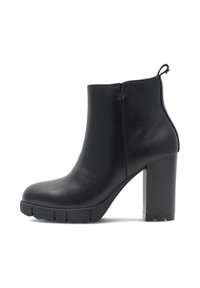 Czarne skórzane botki za kostkę z wysokim słupkowym obcasem i grubą gumową podeszwą. Posiadają zamek błyskawiczny z boku oraz pętelkę ułatwiającą zakładanie. Gładka faktura.