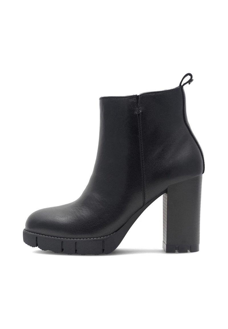 Czarne skórzane botki za kostkę z wysokim słupkowym obcasem i grubą gumową podeszwą. Posiadają zamek błyskawiczny z boku oraz pętelkę ułatwiającą zakładanie. Gładka faktura.