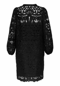 Crna čipkasta haljina s cvjetnim uzorkom, rukavima do tri četvrtine s nabranim detaljima i izrezom u obliku školjke. Tkanina je polusvijetla s složenim detaljima.