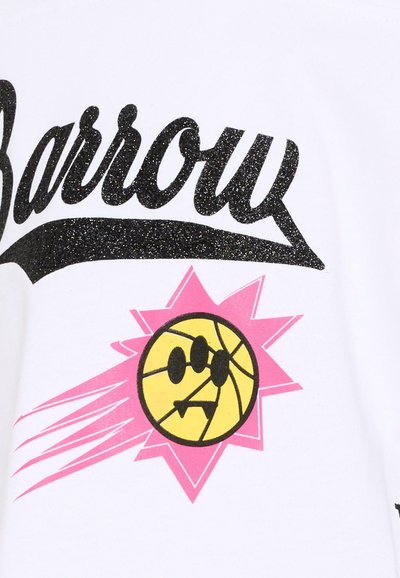 Texte « Barrow » en paillettes noires, avec un ballon de basketball jaune arborant un visage noir et des crocs à l'intérieur d'une explosion étoilée rose sur fond blanc.