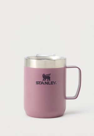 Cana metalică izolată Stanley, de culoare mov, cu mâner și capac din plastic transparent, pe fundal alb.