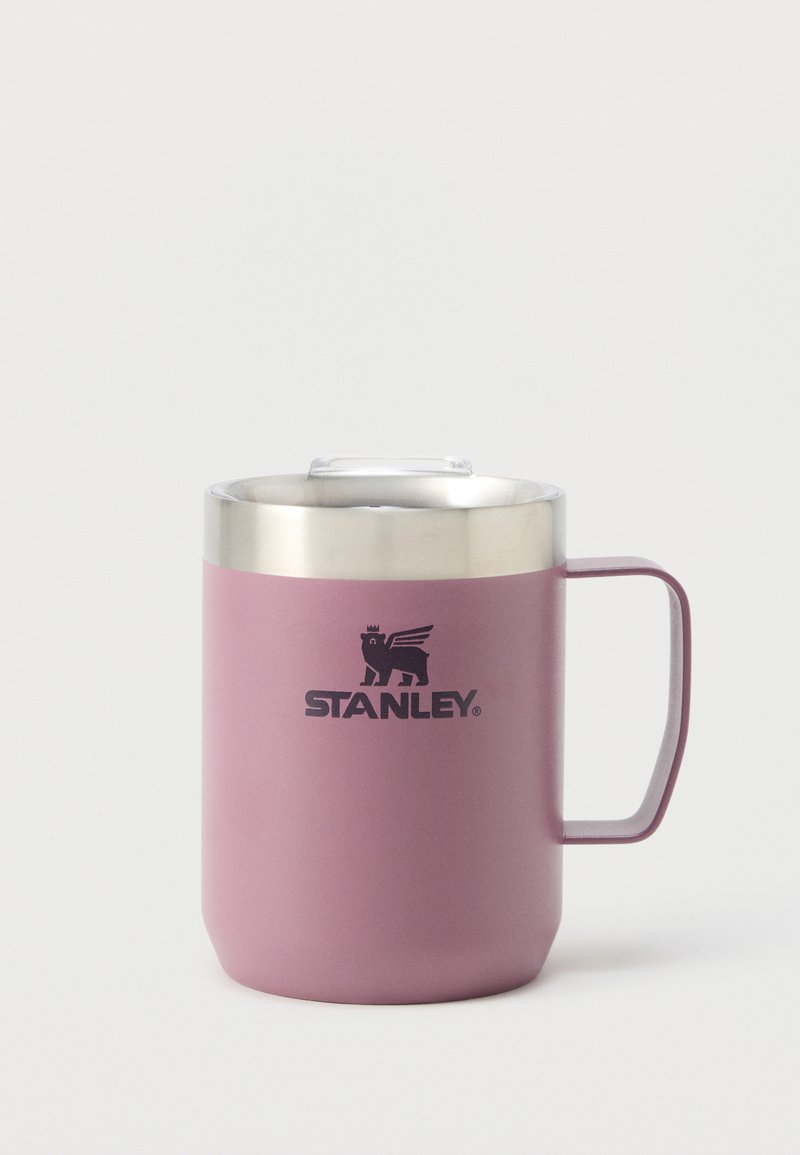 Cana metalică izolată Stanley, de culoare mov, cu mâner și capac din plastic transparent, pe fundal alb.