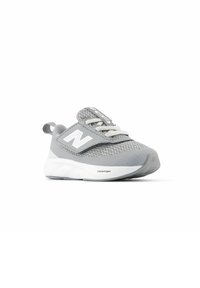 Sneaker per bambini New Balance grigio e bianco con superiore in rete, lacci, cinturino in Velcro e suola Fresh Foam imbottita, angolata verso destra.